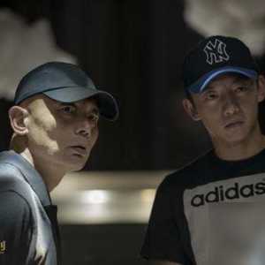 郑恺《私人订制》中与葛优彪戏 帅气上演制服诱惑(图)