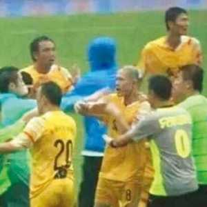 明星足球赛变群殴？黄日华使“降龙十八掌”以一挑三