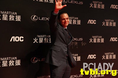 塞巴斯蒂安斯坦在红毯向粉丝打招呼